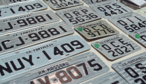 placas de veículos uma ao lado da outra