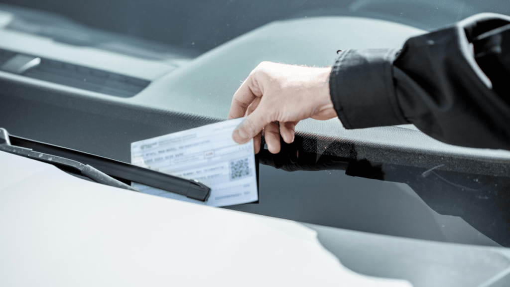 mão-colocando-multa-no-para-brisa-do-carro.jpg