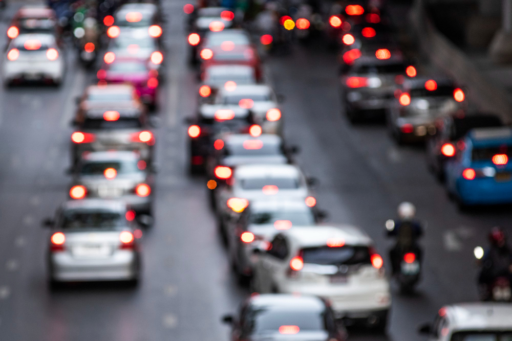 imagem desfocada de um congestionamento no transito da cidade