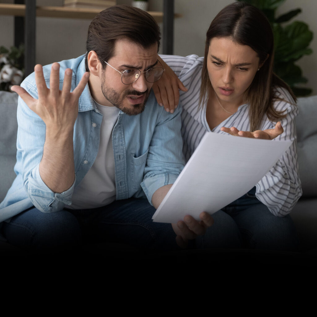 Casal bravo com as condições contratuais