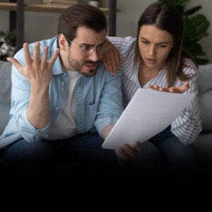 Casal bravo com as condições contratuais
