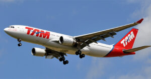 Avião Boeing 777 da Tam, empresa que sofreu um acidente aéreo mediante falta de manutenção do aeroporto de congonhas.