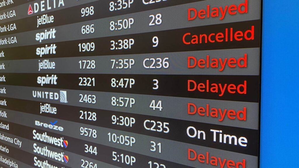 Painel de um aeroporto nos Estados Unidos Apontando quais Voos Atrasaram e quais Voos estão em ordem.