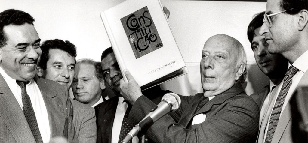 Constituição de 1988 sendo anunciada