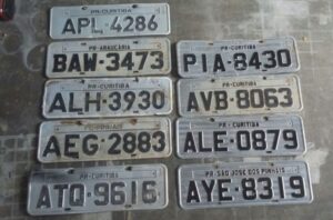 Placa de veículos dispersas no chão