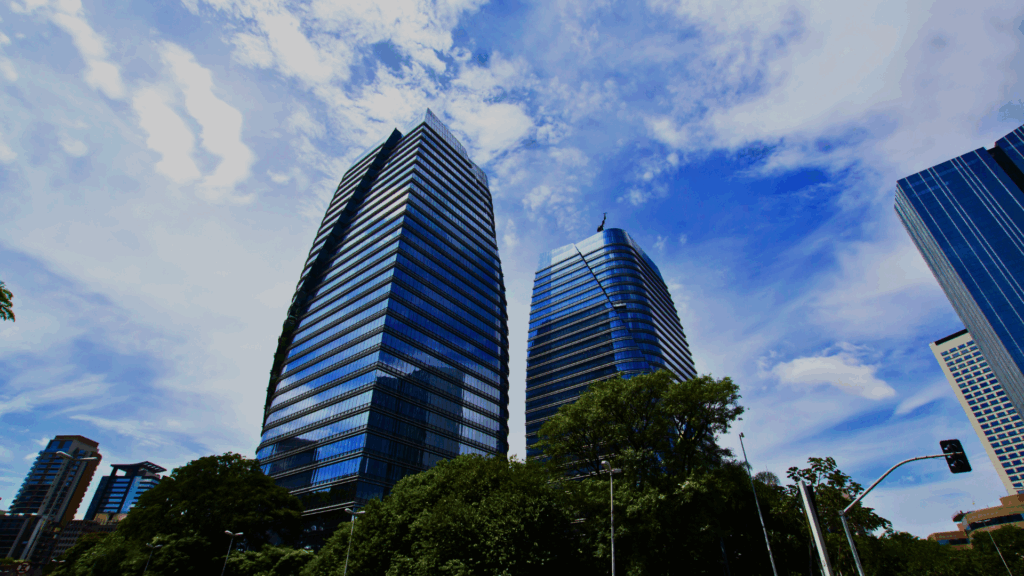 Duas torres de prédios comerciais localizado em Pinheiros (São Paulo - SP)