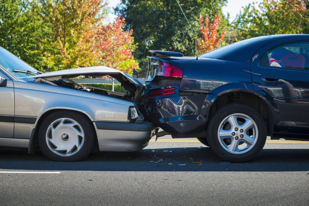 carro prata bate na traseira do carro preto