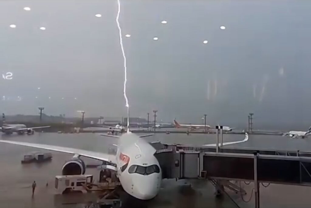raio cai na calda do avião em meio a uma tempestade no aeroporto