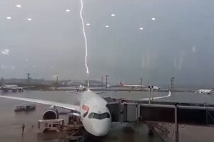 raio cai na calda do avião em meio a uma tempestade no aeroporto