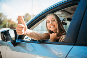 Motorista feliz, mandando joinha pela janela