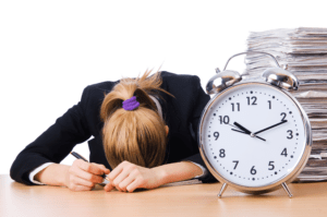 Mulher cansada por fazer hora extra