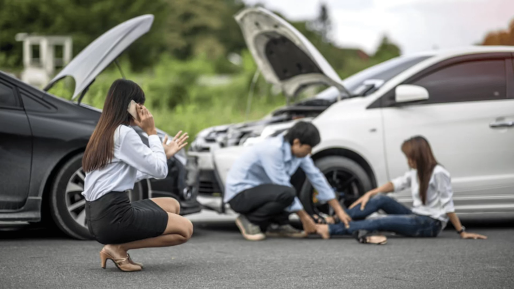 Pessoas se socorrendo após uma batida de carro
