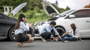 Pessoas se socorrendo após uma batida de carro