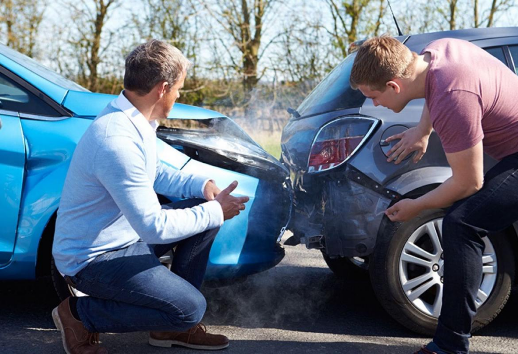 Uma batida traseira e seus respectivos motoristas a frente, vendo o resultado do acidente.