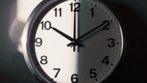 Um relógio, metade de dia metade a noite