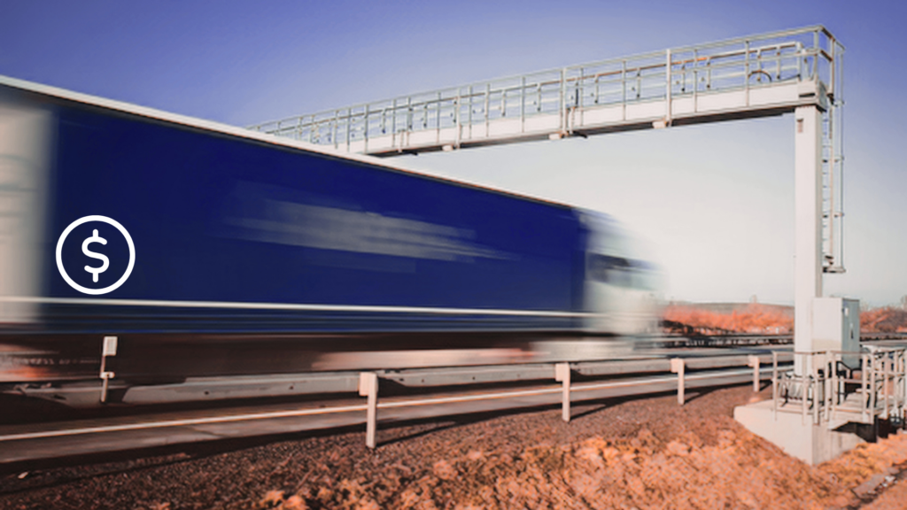 Carreta passando em pedágio automático