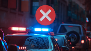 Policia com sirene ligada no meio do transito