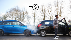 Carro azul bateu na traseira do preto. Dono do preto sai do carro