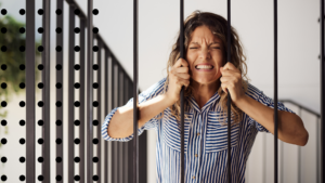 mulher atrás das grades e ao seu lado os pontos