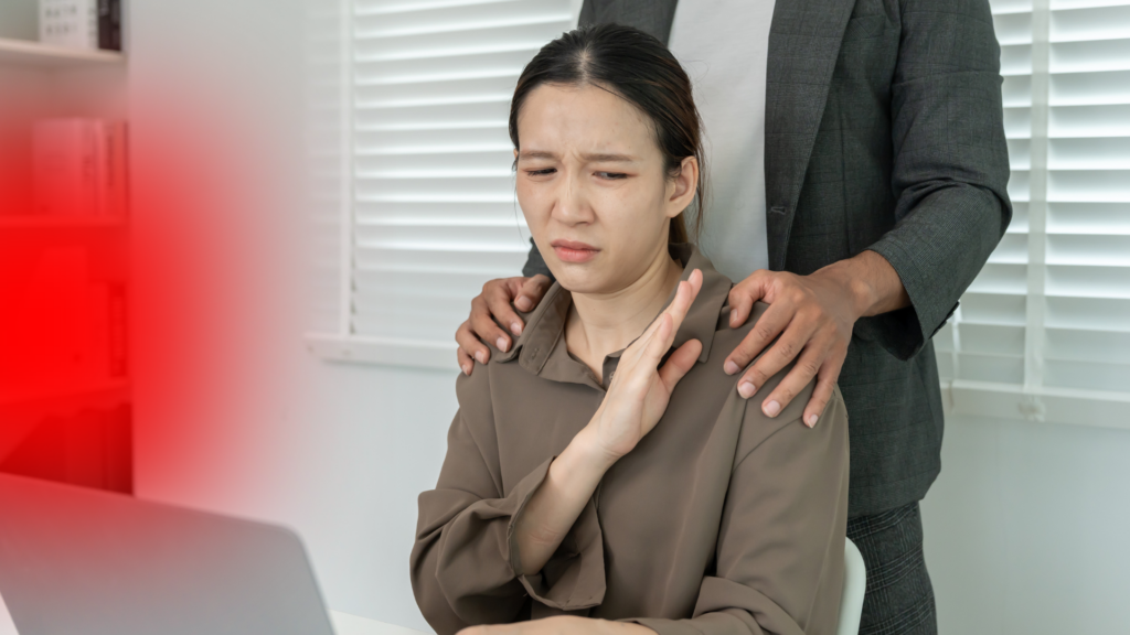 mulher reclamando do toque de um companheiro de trabalho sem consentimento