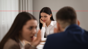 Mulher desconfortável num ambiente de trabalho