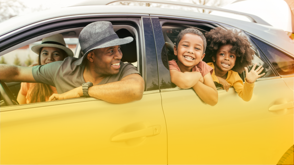 Uma familia feliz no carro indo viajar