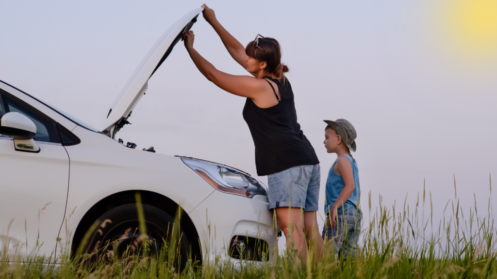 Uma mãe e seu filho no meio da estrava vendo o carro que deu problema