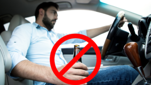 homem dirigindo com uma garrafa de cerveja na mão